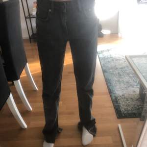Säljer dessa mörkgråa jeans med slits från Zara. De kommer dessvärre inte till användning längre. Använda och därav slitna där nere (se bild 3). Jag är ca 170