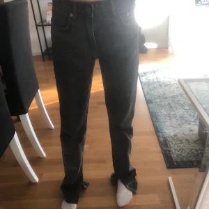 Gråa jeans med slit  - Säljer dessa mörkgråa jeans med slits från Zara. De kommer dessvärre inte till användning längre. Använda och därav slitna där nere (se bild 3). Jag är ca 170