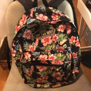 Vans väska - Säljer en gamal vans väska får plats med jätte mycket, gammal men inga hål , perfekt för skolan eller jobbet☺️