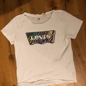 Levi’s T-shirt - vit T-shirt med stort färgglatt Levi’s märke, relaxed fit 