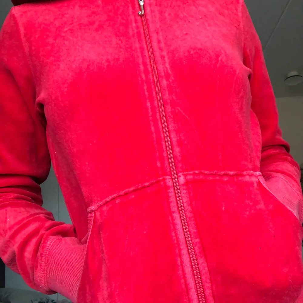 Superfin röd juicy tröja i storlek M! Är helt röd och supermycsigt material! 150kr+frakt! Vid flera intresserande sker budgivning!. Toppar.