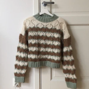 Stickad tröja den ZARA - Stickad tröja från ZARA i tre olika färger. Aldrig använd, prislapp är kvar. Pris kan diskuteras.