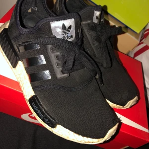 Adidas NMD strl 37.5 passar 38 - Ett par NMD skor ifrån Adidas i strl 37.5 men passar även 38. De har lite hål osv men ändå sköna att gå i och går att använda utan problem. Pris kan diskuteras!