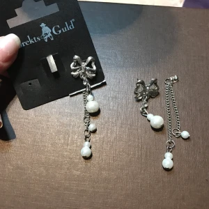 Örhänge  - Ny skick, Finns i alvik Stockholm Kan även skicka via post