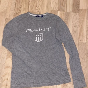 Gant tunn grå sweatshirt  - Använd ett antal gånger, sitter som en M/S. Fint skick men som sagt använt några gånger. Hittar inte ny pris men ca 500kr, säljer för 200-150. 