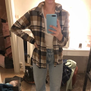 Beige rutig-skjorta  - En beige, rutig skjorta från UNIQLO. Storlek L. Fin som tunnare jacka över linne eller t-shirt!