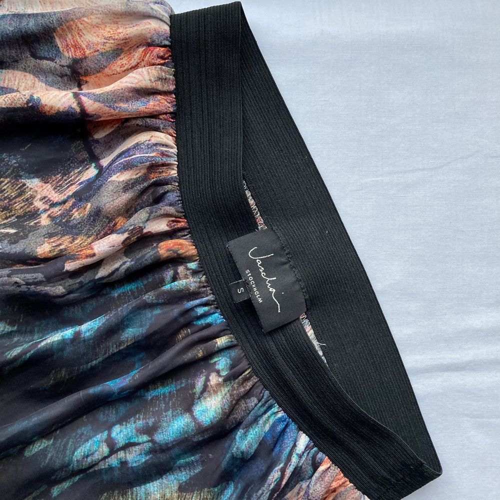 đ WONDERFUL BRIGHT COLORED PAINT PATTERNED SILK SKIRT WITH BLACK ELASTIC WAISTBAND âą SIZE - S / EU 36 âą BRAND - Jascha Stockholm âą MATERIAL - Viscose MY MEASUREMENTS âą Height 161cm / 5'3
