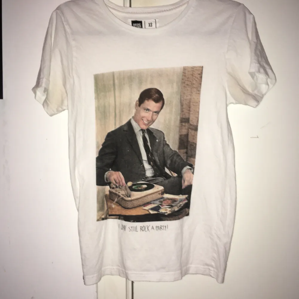 Superfin Tshirt som inte används så säljer nu för en billig slant😍100% bomull och ekologisk❤️ Nypris 399:-. T-shirts.