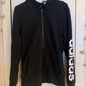 Adidas luvtröja - En ljuteöja från Adidas som jag aldrig har använt. Nyskick. Inte alls min stil så därför säljer jag. Skriv vid intresse 💜