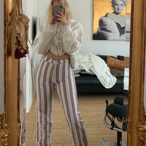 Randiga jeans - Jätte fina sommar jeans som jag tyvärr aldrig fått användning för, sitter super bra på. Har klippt av dem så dem går över skorna på mig som är 167 lång⚡️