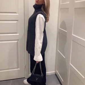 Stickad klänning - Säljer den populära stickade klänningen/västen från H&M, super fint skick och endast använd 1-2 gånger🤎den är mörkgrön/grå/brun i färgen🤍budgivning pågår till och med tisdag 23 mars, ELLER köp direkt för 200+frakt🤍