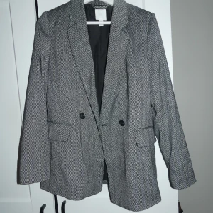 Kavaj H&M hundtand dogtooth  - Kavaj i svartvitt mönster från H&M, endast använd några enstaka gånger :)) 