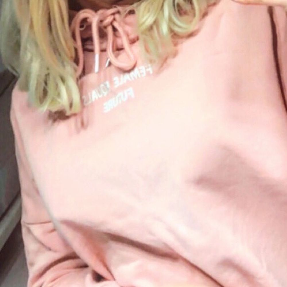 Köpt för ett bra tag sen men har legat oanvänd i garderoben då det inte är min stil riktigt. Så därför säljer jag. Den är i storlek xs men rätt ”oversized” på mig som har S/M sitter den som ni ser på bilden som en vanlig hoodie. Nypriset var 299kr💓 mitt pris 80kr.. Tröjor & Koftor.