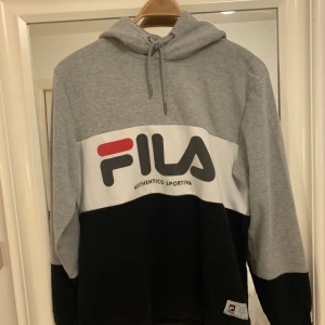 Fila tröja strl M  - Populär fila tröja 
