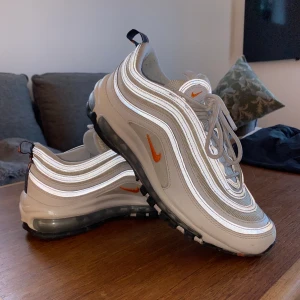 Nike air Max 97 - Min kusins gamla som han använde en gång sen fick jag dem o använde dem ca 2 gånger Max. Nypris ca 1500kr. 🤍🖤 Buda eller köp direkt för 700kr. Köparen står för frakt.  BUD: 600kr