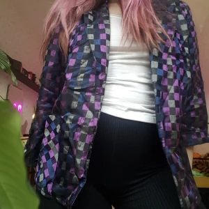 Skjorta - Mönstrad skjorta med fickor där fram. Märkt som storlek 36 men passar nog 38-40 oxå