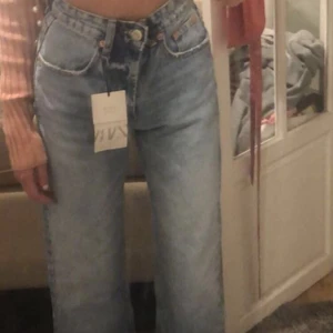 Jeans - Blåa jeans. Väldigt eftertraktade då de är helt slutsålda på hemsidan och svåra att få tag i. Modellen är straight med en fin blå färg. Det är helt i nyskick med alla lappar kvar. Kom privat om du är intresserad. Kolla gärna mina andra annonser❤️