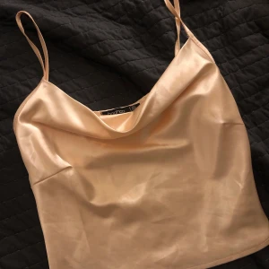 Satin linne - Finaste satin linnet från boohoo, använt bara någon enstaka gång 💕🤍