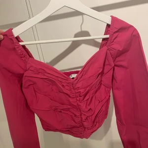 Rosa fest tröja storlek S - Jättefin rosa färg. Har bara använt den ett par gånger, så den är i ett bra skick. Passformen är även jättefin. Den är köpt från NAKD.