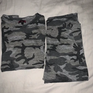 Mjukisset - Mjukisset i camouflage, väldigt skönt och fint mjukisset✨ 100kr för båda delarna! Storleken är L men mer som en M 