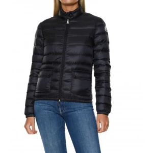 Moncler Lans Giubbotto - Säljer min vårjacka från moncler. Jackan är i bra skick och endast använd i ca 5 månader. Priset går att diskutera vid snabb affär. Kontakta mig vid intresse för fler bilder osv. Köpt för 7500kr storlek 0 (S)