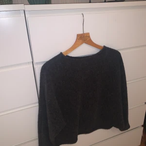 Stickad tröja - Grå stickad tröja från h&m. Långa armar.