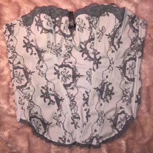 Vit korsett - Väldigt fin korsett i storlek 80B men den passar större också, jag är ca 75B och en Xs och den är något stor på mig (bild 3)🥰 (frakt går att göra billigare om man ej vill ha det spårbart) 