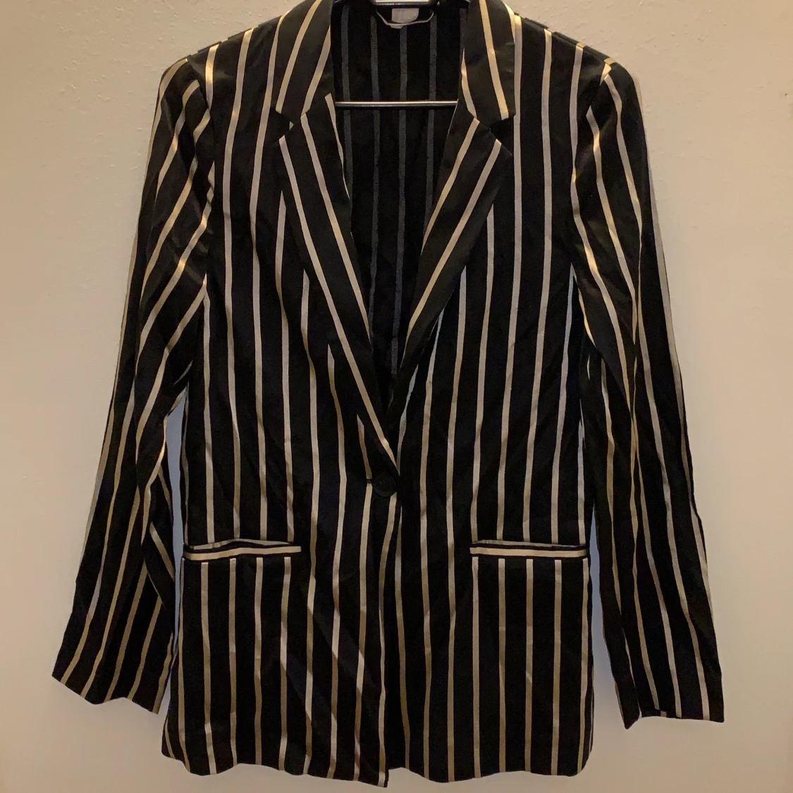 Svart och guld randig kavaj