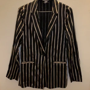 Svart och guld randig kavaj - Ordinarepris 199kr säljes för 30kr+ frakt