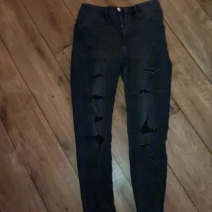 Emo byxor  - Emo byxor med hål. Jeans med grå svart färg. 🖤🖤🖤