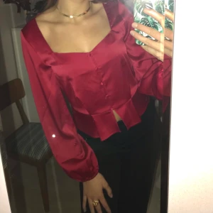 Satin blus - Röd satin blus använd 2 gånger🥰 felfri, pris kan sjölvklart diskuteras vid snabba affärer⚡️❤️