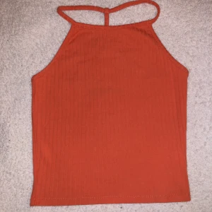 Orange linne  - Perfekt till sommaren! Köpt ifrån bikbok och är sparsamt använd. 