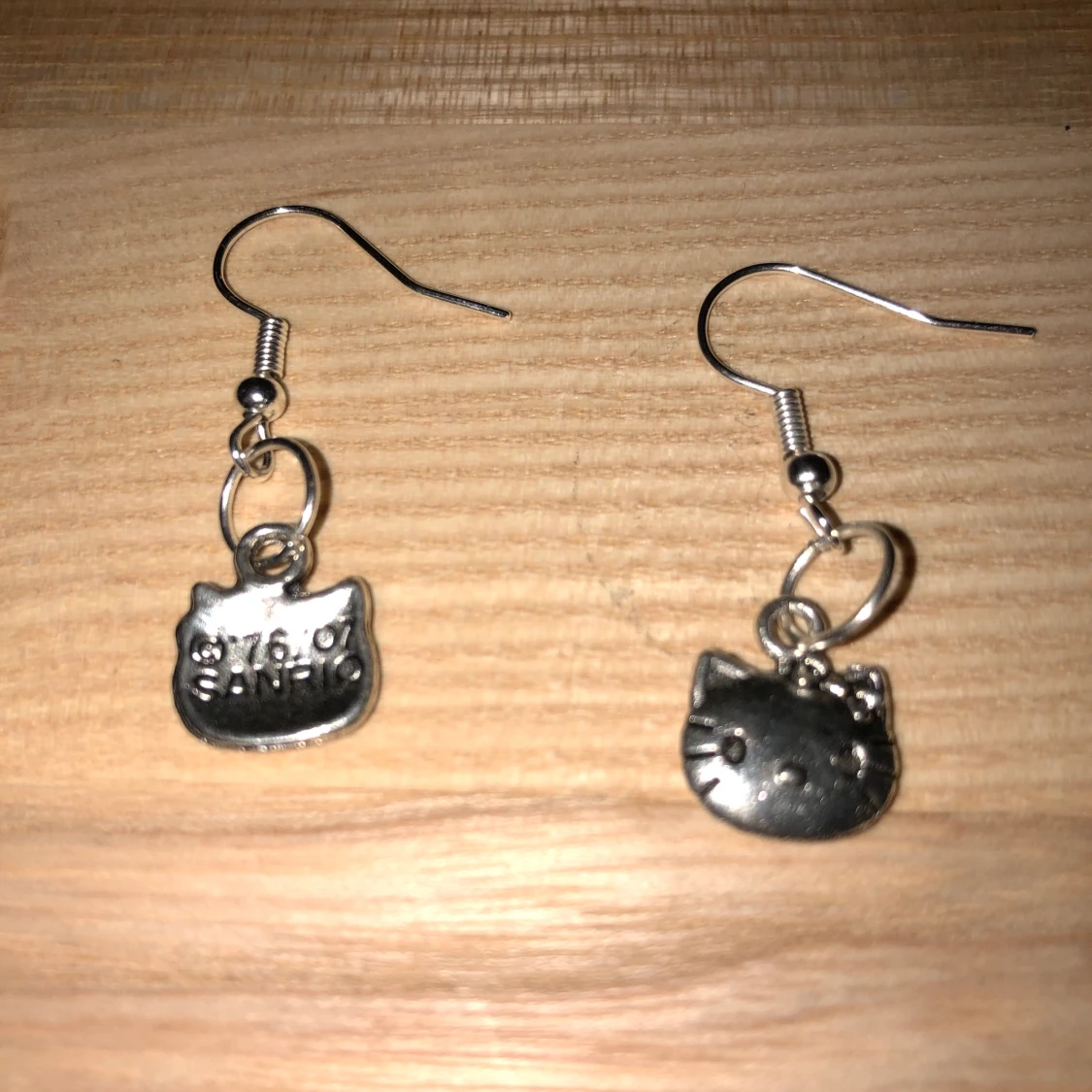 Hello kitty örhängen hemmagjorda silver. - 90