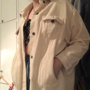 Beige manchester jacka - En beige manchester jacka ifrån zara! Köpt förra våren men knappt använd sen dess, super bra skicka och lite mer oversized! Jag är oftast en M men den sitter ungefär som L på mig. Möter gärna i Malmö/Lund annars står frakt på köpare (69kr)