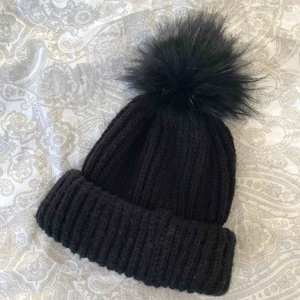  - Sååååå skön mössa ifrån Topshop men fejk pälsboll❤️ fint skick och du som köpare står för frakten 🥰🥰