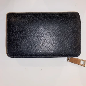 Marc Jacobs plånbok i läder  - Väldigt bra skick knappt använd nypris 1800kr