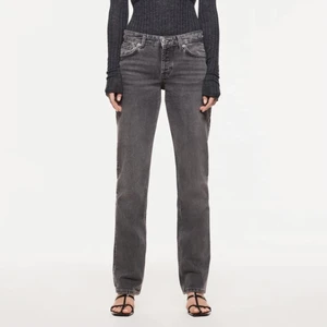 Grå jeans från zara - Säljer dessa grå jeans från zara då de var för långa för mig. De är nya med lappen kvar. Helt slutsålda. Många intresserade så buda! Skicka alltid ett privat meddelande när att du lägger ett bud. Man budar plus 60kr frakt. Höj alltid med minst 20kr. Kan också köpas direkt för 400+60kr spårbar frakt. Skriv för egna bilder!! Högsta bud: 260+60kr spårbar frakt 