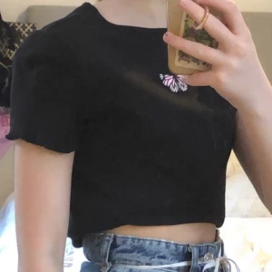 Tröja från H&M  - Jättefin tröja från H&M i storlek S. Har nästan aldrig använt den och är i bra skick. Köpte den för 100kr och säljer den för 50kr och gratis frakt💖