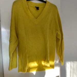 Stickad tröja, storlek S - Fin stickad tröja i storlek S från Lindex, säljs för 80 kr! Frakt tillkommer 🥰