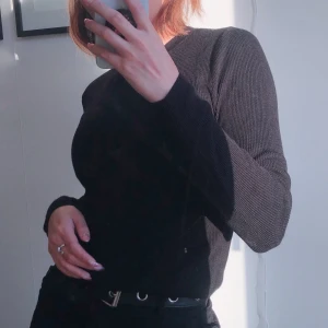 🖤 vanlig fin svart stickad (?) tröja 🖤 - enkel svart tunt stickad tröja! mjuk och i väldigt bra skick! tröjan är en M, men jag är XS-S så tycker definitvt den passar många storlekar 💕 frakt tillkommmer! budning vid flera intresserade! kontakta vid frågor! 💌 