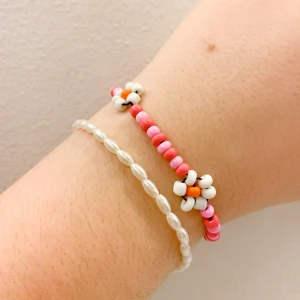 Pärlarmband med blommor - Ett underbart armband med glaspärlor och elastisk tråd. Passar så fint till vår och sommar. Frakt inkluderat i priset.