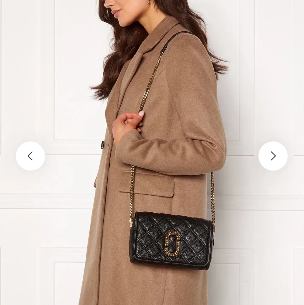 Jag säljer min Marc Jacobs väskan som inköpt på NK Göteborg. Knappt använt! Jättefint skick, som en ny väska. Moden heter Flap Crossbody 001 Black 5 799 kr på ny pris. Min pris: 4200kr inkl frakt. Laukut & Käsilaukut.