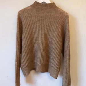 Beige ribbad halvpolo, Mohair/Ull - Så gosig och varm beige stickad polotröja! I en blandning av mohair, ull och poly. Se lapp på bild för exakt info. Mjuk och skön! Men köpt för många tröjor, så denna får gå. XS, S eller M, beroende på önskad passform.  Kan mötas i Stockholm eller skicka mot fraktkostnad! ✨🌸✨