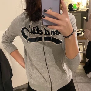 Bondelid hoodie - Grå hoodie i bra skick från bondelid