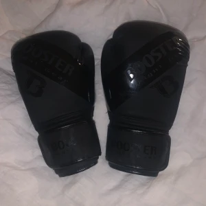 Boxningshandskar  - Boxningshandskar i helt perfekt skick! Använd endast ett fåtal gånger och tvättade! Storlek M! Buda på! Pris kan lätt diskuteras, jag vill bli av med de!