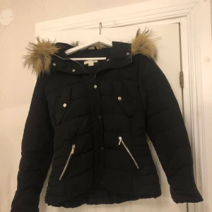 Jacka - Svart figursydd vinterjacka med avtagbar päls på luvan, har fläck på magen💕