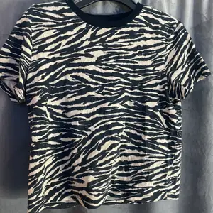 Dehär är en vanlig t-Shirt som har zebra mönster själv tkr jag den är väldigt snygg men jag säljer den för kände inte den passade mig. Säljs för 50kr (0kr i frakt)