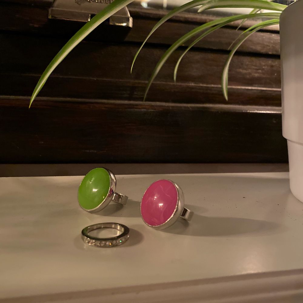 Säljer dessa ringar i rosa och silver.😍✨💫 Säljes för 40kr/st, FRI FRAKT! ✨💖. Accessoarer.