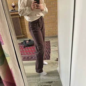 Bruna jeans - Ascoola bruna vintage jeans! Jag köpte dem här på Plick men tyvärr va de för långa för mig och därför säljer jag dom vidare💖 Andra och tredje bilden är lånade av tjejen jag köpte byxorna av, om ni vill ha fler bilder är det bara att fråga💕 Det verkar vara flera intresserade så buda från 200, höj med minst 10kr. Skriv alla bud i kommentarerna💕💕 (köparen står för frakten)💖