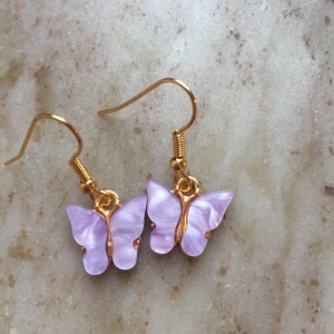 Fjärils örhängen 😍💜 - Super fina örhängen, inte hundra på om de är nickelsäkra. 25kr+11kr i frakt☺️